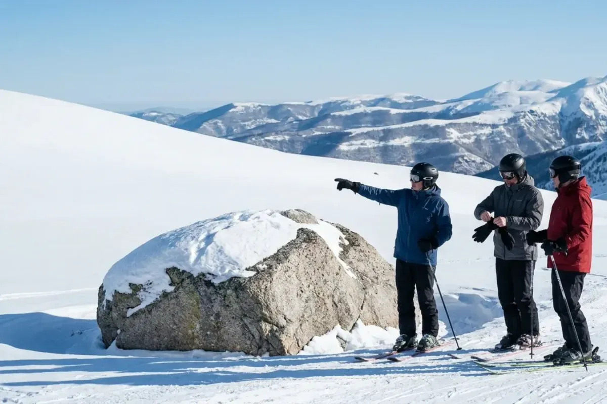 Des skieurs regardent le plan des pistes avant de partir sur le domaine de Saint-Lary