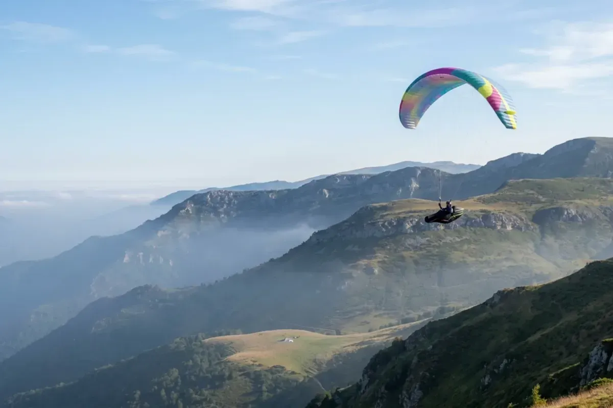 Parapente survolant les reliefs de la vallée d’Aure