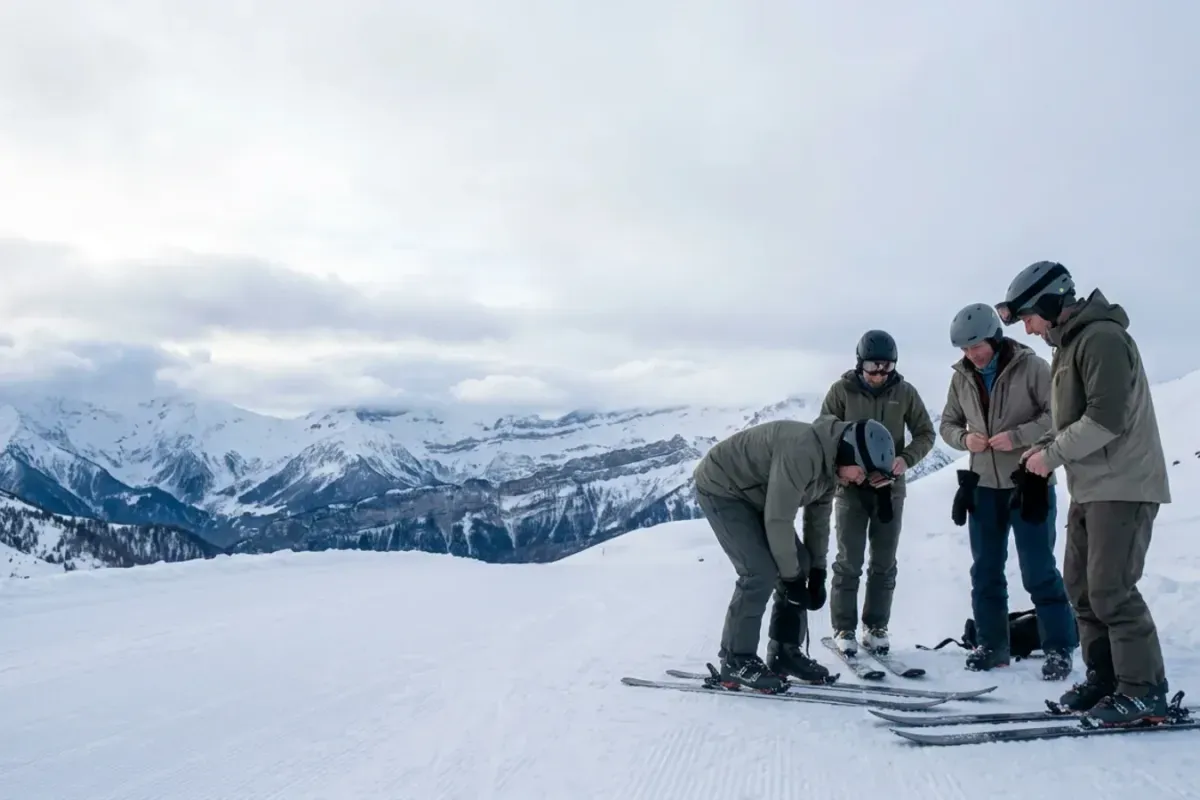 Skieurs consultant le plan des pistes dans une station des Pyrénées